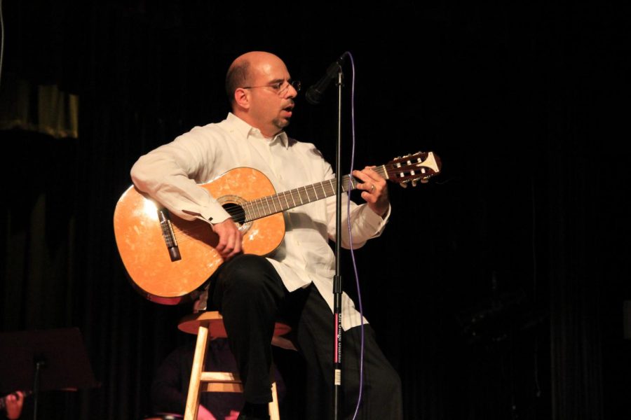 El Sr. Sanchez tocando "Guantanamera". 