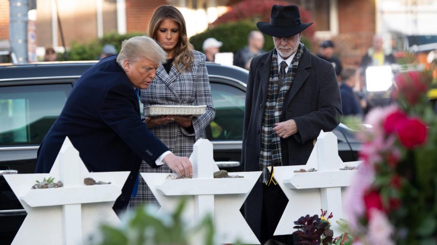 President+Donald+Trump+and+First+Lady+Melania+Trump+pay+respects+at+the+Tree+of+Life+memorial.+