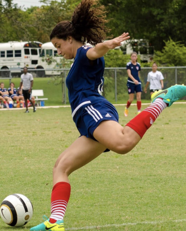 Juliana Bonavita prepare to strike the ball during a club soccer game.