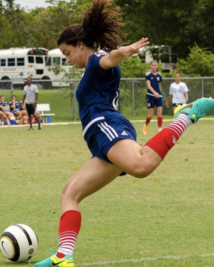 Juliana+Bonavita+prepare+to+strike+the+ball+during+a+club+soccer+game.