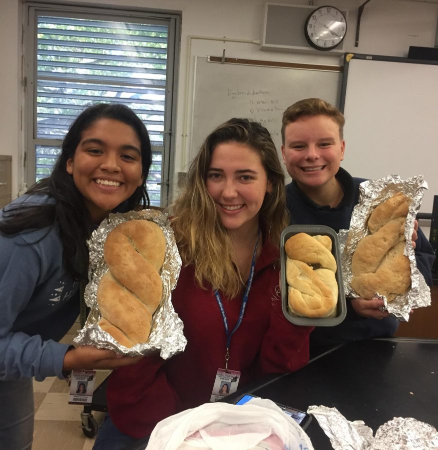 Jasmine De la Rosa (izquierda), Chloe Casaudoumecq (medio), Madison Abraham (derecha), posando para una foto mostrando el resultado final de su proyecto de química. 