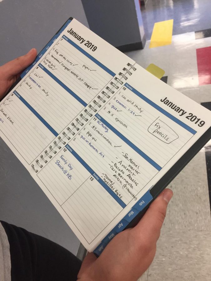 Alumnos en Gables hacen uso de agendas y bullet journals para organizarse y cumpli con sus fechas de entrega.