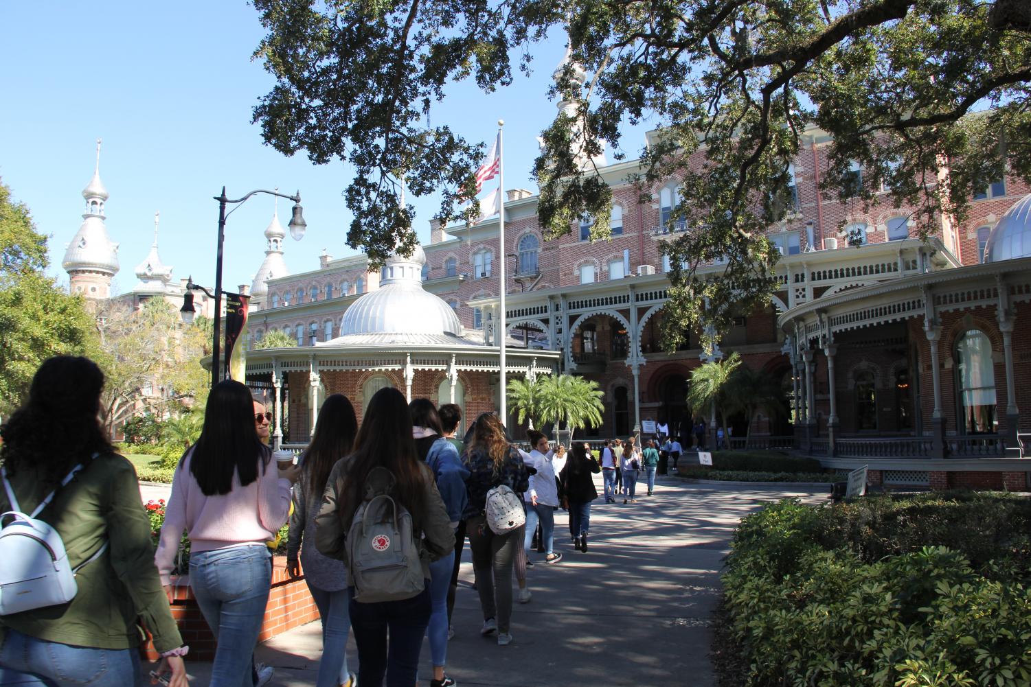 Juniors Go Off Campus During In-State College Tour