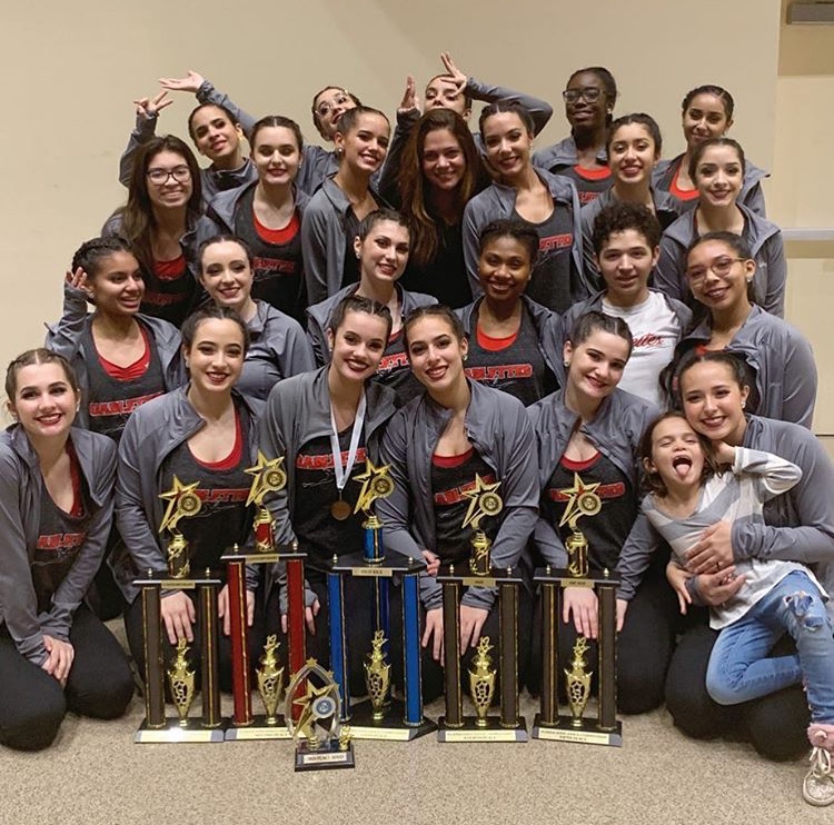 El equipo de Gablettes muestra con orgullo sus trofeos ganados durante la competencia estatal de ADA.