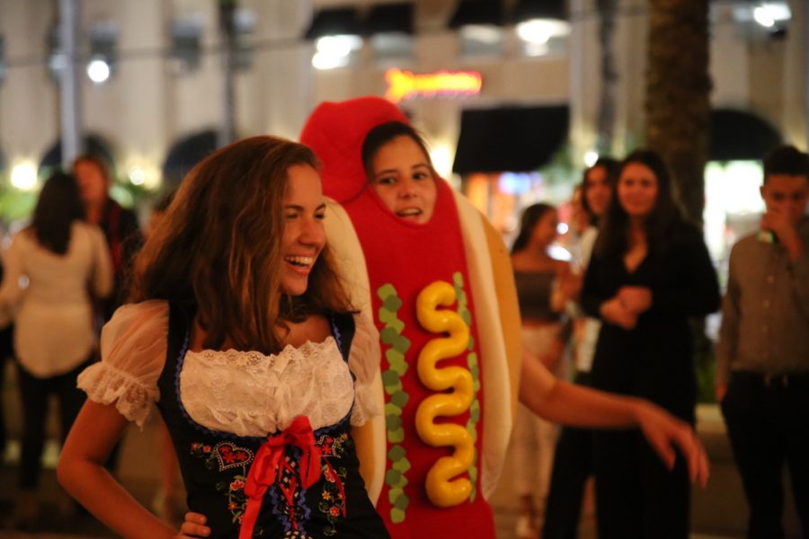 Estudiantes de Gables muestran su orgullo por sus culturas en el desfile de moda.