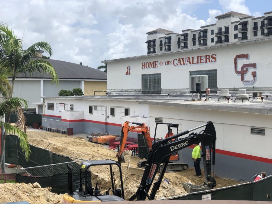 La construcción es evidente y ha complicado el regreso a la escuela para muchos estudiantes.