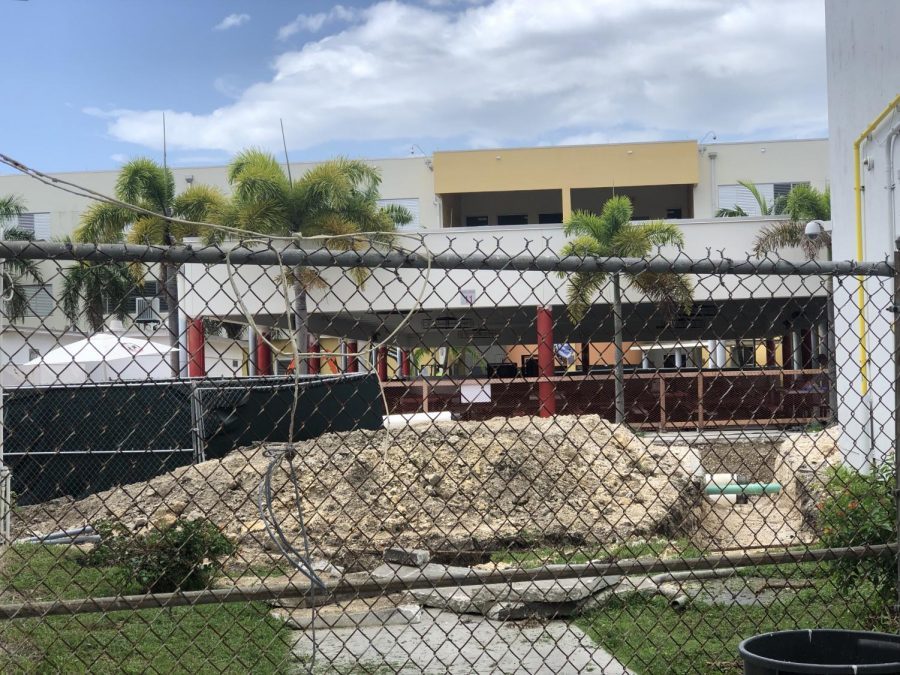 Algunas áreas de alto tránsito como el pabellón y su entrada están cerradas debido a la construcción.  Esto afectará las rutas entre clases.