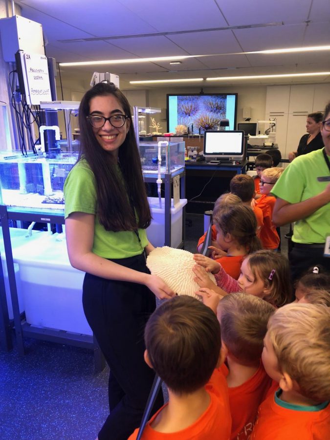 Cuando no estaba en el laboratorio, a Sánchez le encantaba mostrarle a los campistas alrededor del sistema experimental de coral.