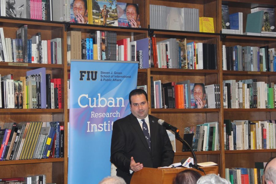 Author Daniel Pedreira discusses the life of Guillermo Belt Ramírez and answers questions from the audience regarding his book.