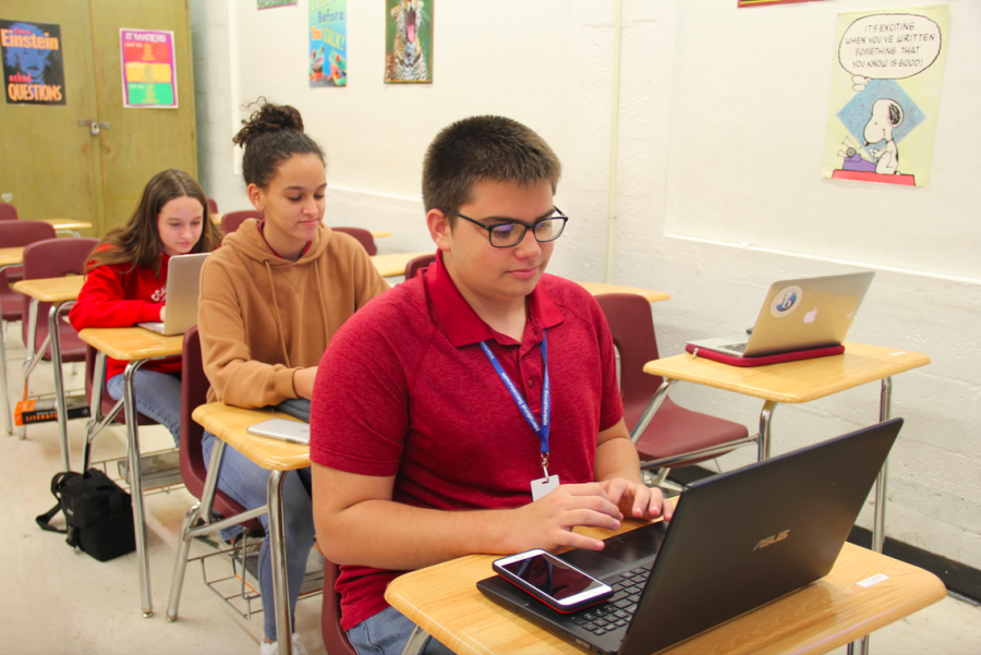 Juniors enrolled in the International Baccalaureate program began to develop a research question for their upcoming Extended Essays: a paper they will write during the duration of their junior year.