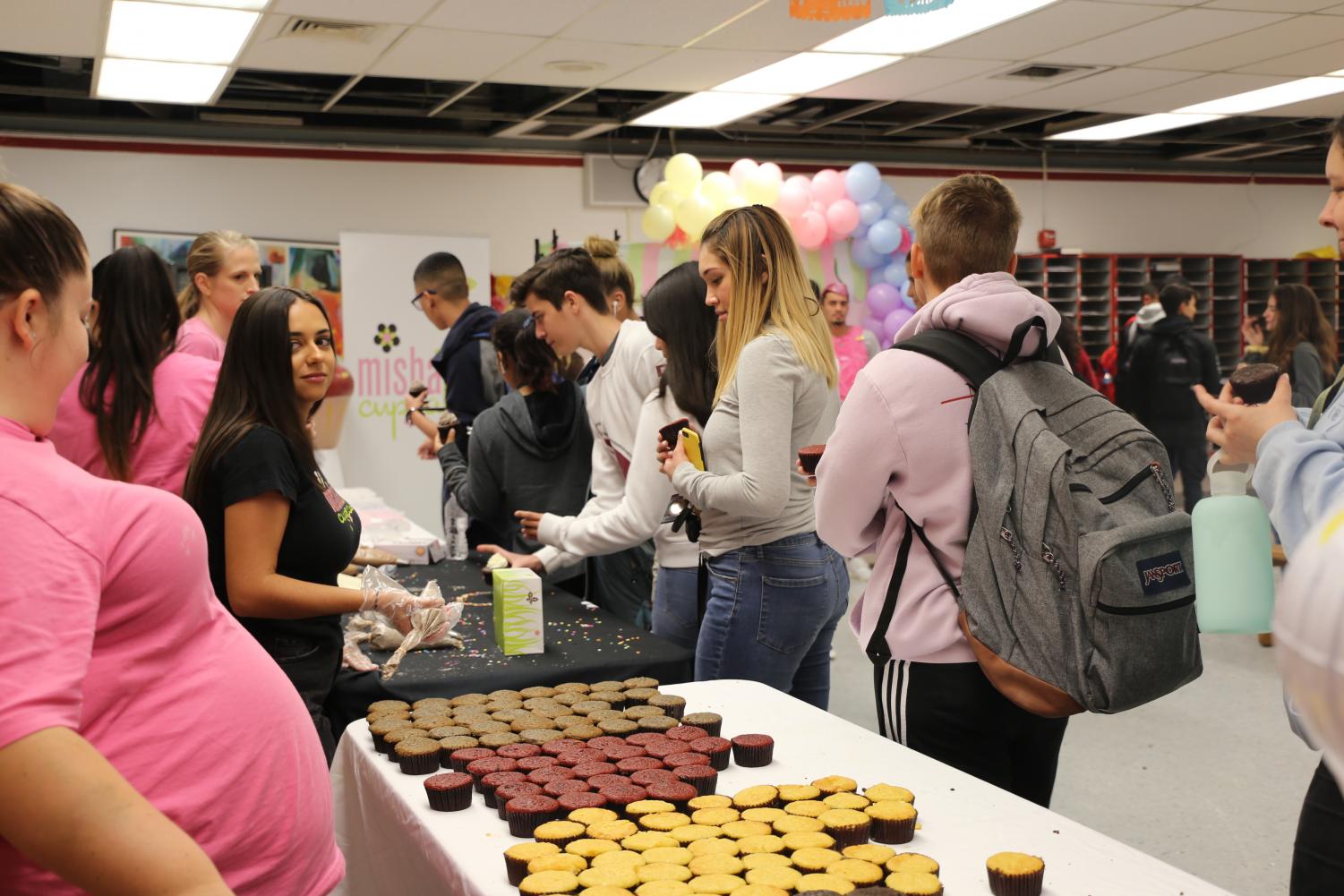 Senior Treat Day 2019: Build Your Own Cupcake