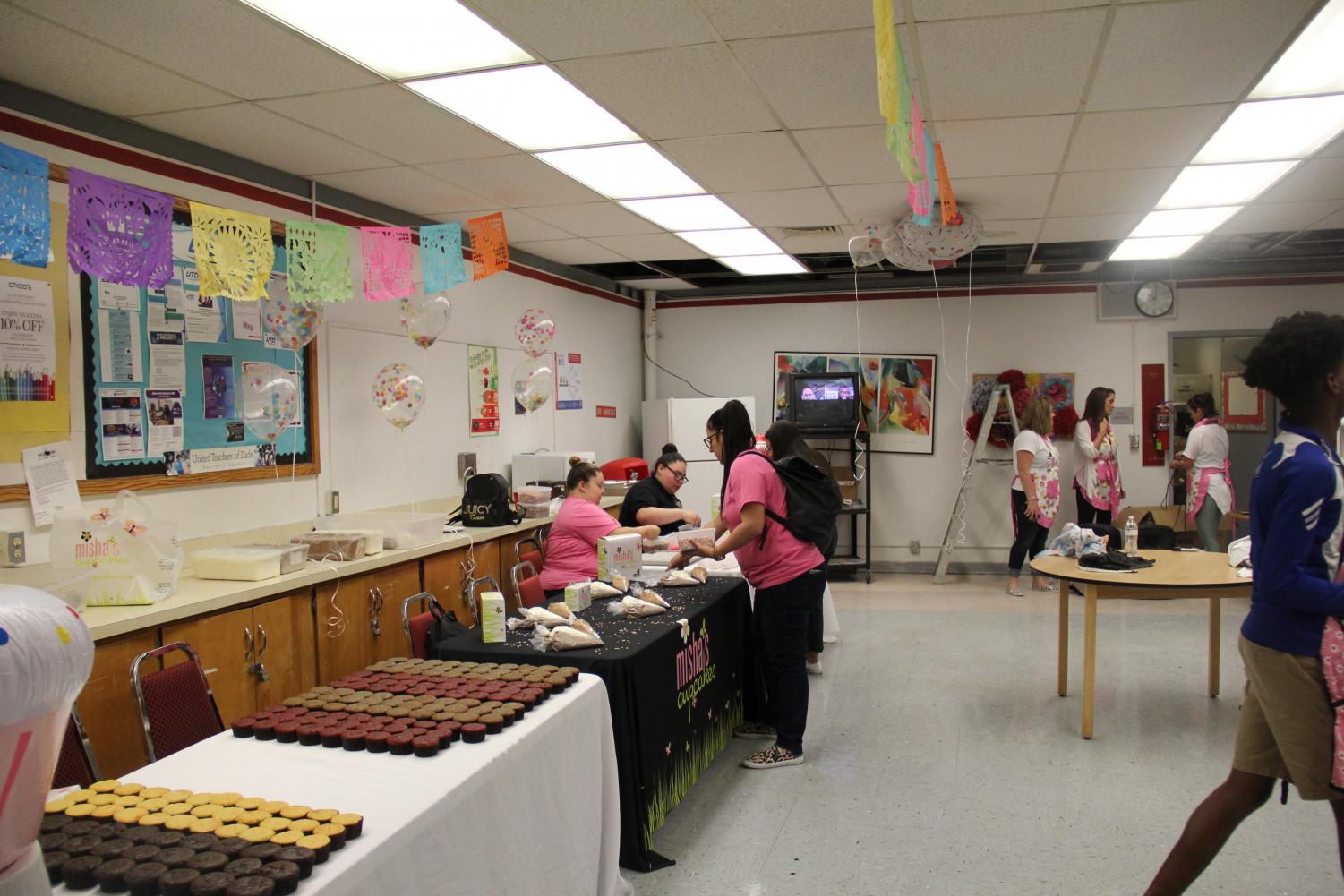 Senior Treat Day 2019: Build Your Own Cupcake
