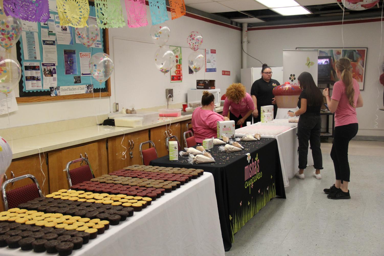 Senior Treat Day 2019: Build Your Own Cupcake