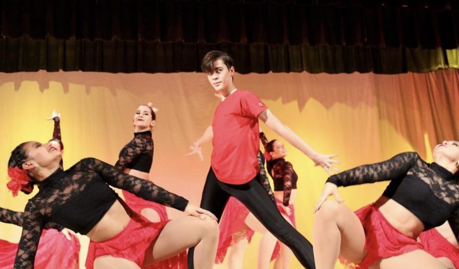 Gablette Chris Caceras, performing in "Baila! Baila!", in an urban style, along with his teammates. 
