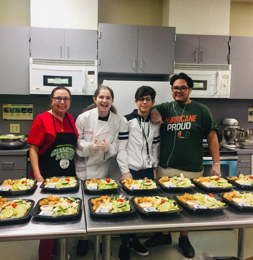 Los estudiantes en el programa de artes culinarias, ayudan diariamente a señoras como Lucía Rodríguez, en la preparación de los almuerzos. 