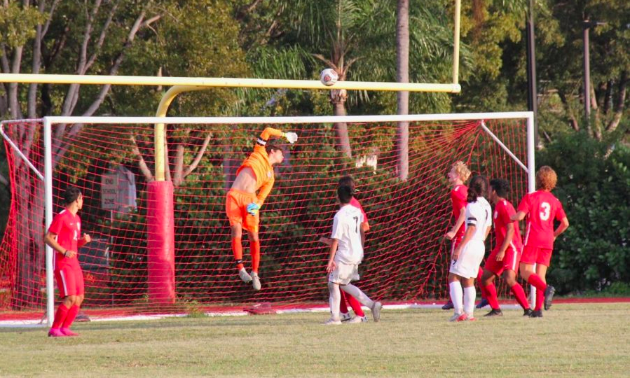 Diego Acosta ha jugado futból desde su segundo año en la secundaria y es uno de los mejores porteros en el distrito de Miami.