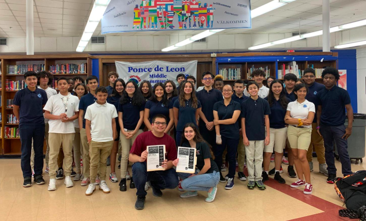 Michaela Torres y Daniel Fernández en el centro de medios en la escuela secundaria Ponce De Leon, con el grupo de niños que presentaron