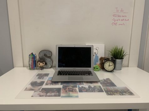 Little things like plants, decorative figures, and plush toys play a key role in making a desk look fantastic.