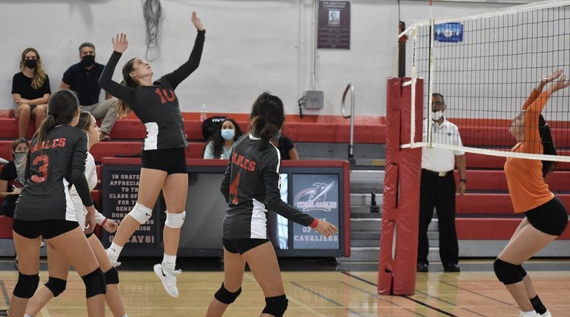 Las Lady Cavaliers enfrentándose a South Miami High School.