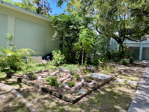 El primer jardín construido por The Garden Project en el campus de Gables se enfoca en la salud mental al brindarles a los estudiantes acceso a la variedad de hierbas y flores que se plantan en él.