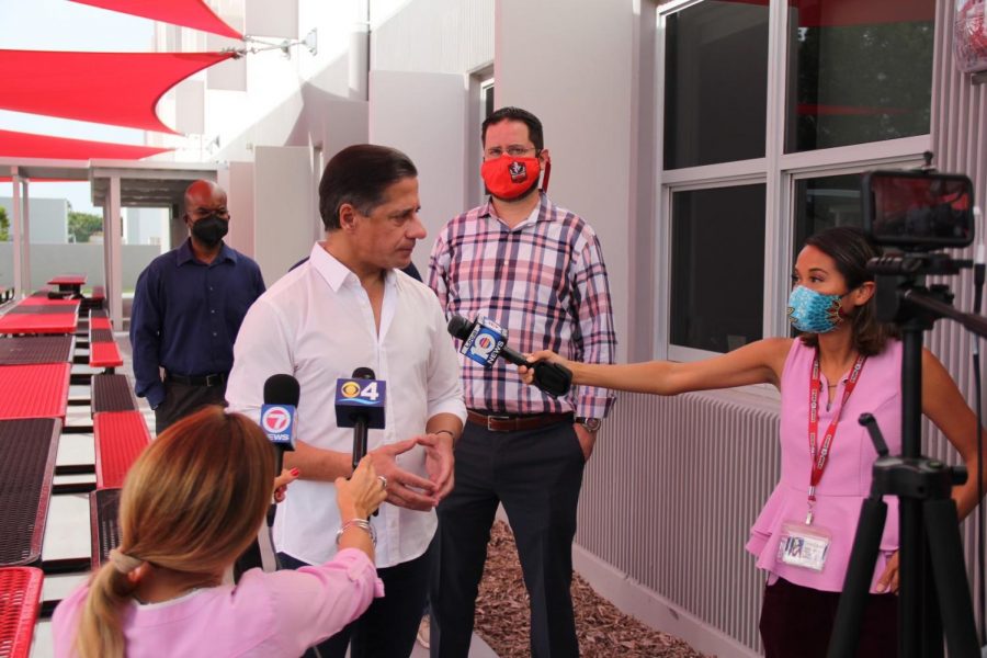 El superintendente Carvalho visita Gables para evaluar la preparación para el regreso de todos los estudiantes a las clases presenciales. La prensa local estuvo allí para entrevistarlo sobre su posición en temas como el mandato de máscara MDCPS.