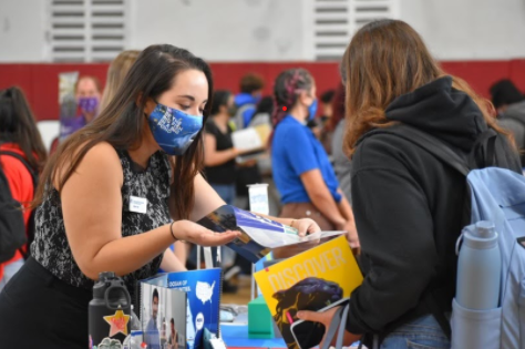 Los estudiantes de tercer y cuarto año asistieron a la feria universitaria en Gables para hablar con los representantes de las 38 universidades que asistieron.