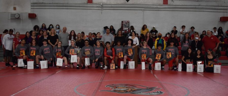 With the afternoon coming to an end, all wrestlers met one last time for a group photo after a successful senior night.
