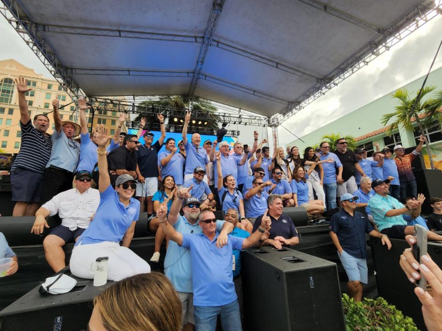 The Kiwani’s foundation taking a group picture on the Telemundo stage.