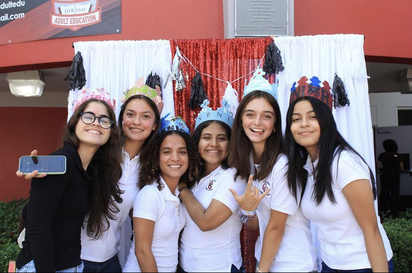 Seniors take their first day of school photos at the CavsConnect photo booth.