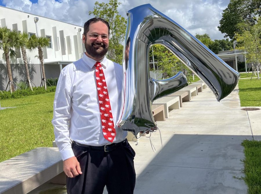 El director de Gables, Tony Ullivarri, celebra el nuevo reconocimiento estatal con globos. 