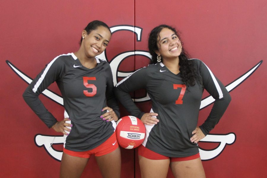 Class of 23 Varsity volleyballs players pose for their pre-Senior Night pictures