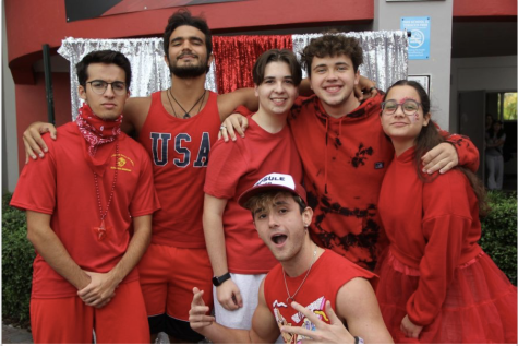 Los estudiantes de último año se visten de rojo en su último día de el Spirit Week: Color Wars. 
