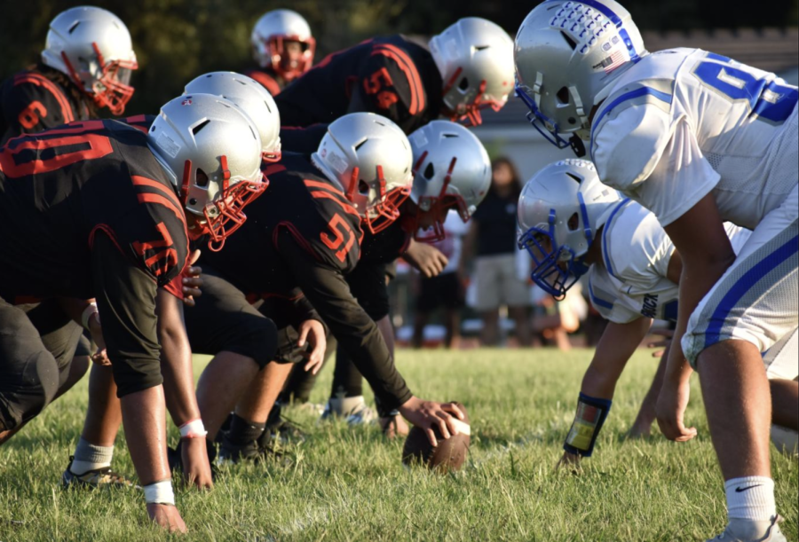 Los jugadores de Coral Gables se preparan para hacer su primera jugada. 