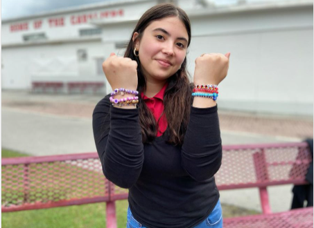 La Junior Dainelys Ledesma muestra algunas de sus últimas creaciones.
