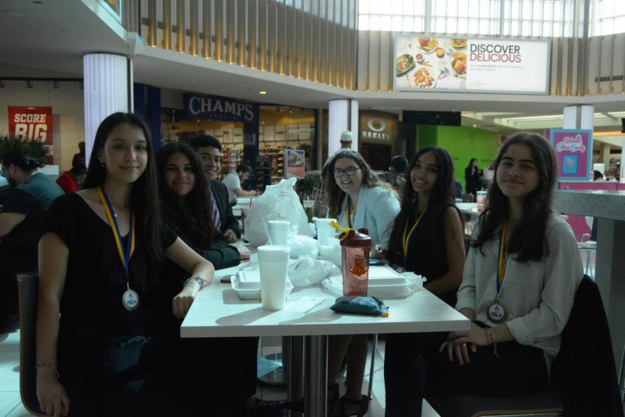 Students went to Dadeland Mall to eat lunch.