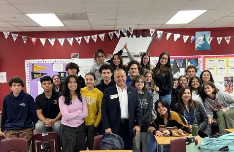 Thankful for Mr. Pino  as a guest speaker, the Cavaleon huddled around Ms. Zunigas classroom for a group photo
