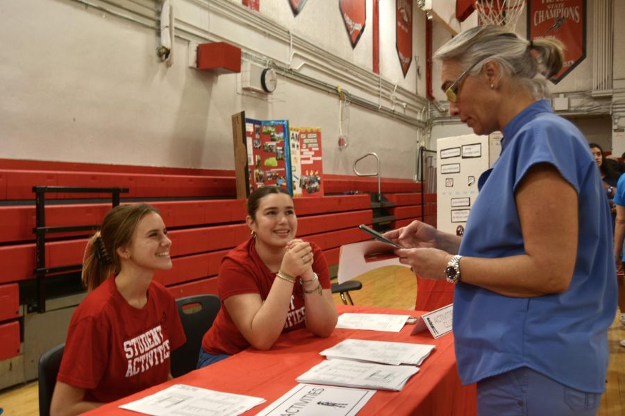 Student Activities members Elise Ballart and Gabriela McGrath guided parents and students to the tables they were searching for. 