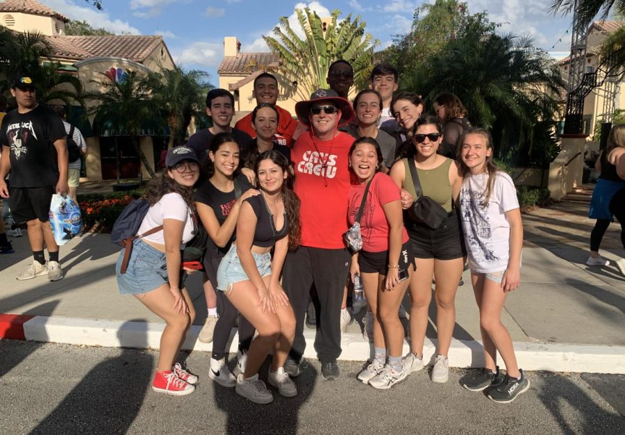 A+group+of+seniors+at+Universal+Studios+with+IB+Psychology+teacher+Mr.+Nelson.
