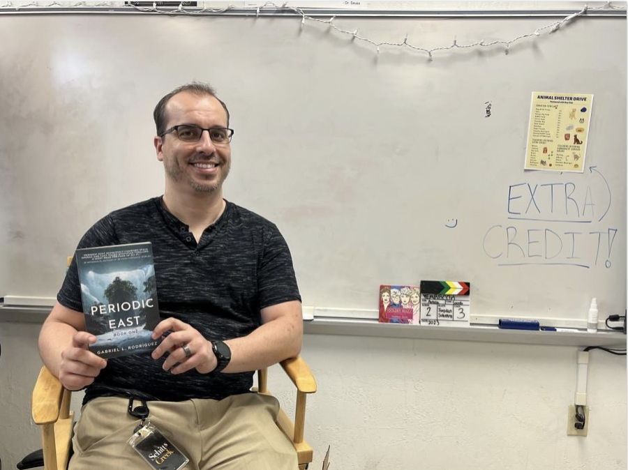 El Sr. Rodríguez después de un tiempo muy esperado sostiene con orgullo el primer ejemplar de su libro “Periodic East”.