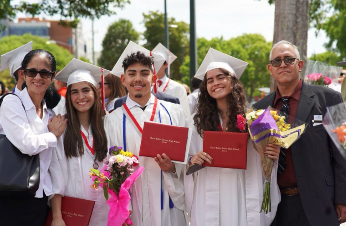 Después de la ceremonia, la clase que se gradúa sale del Centro Watsco, conmemorando su último momento como estudiantes de último año. Al comenzar su próximo capítulo, continúan abrazando a sus seres queridos.