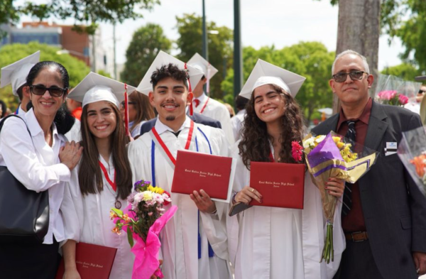 Después de la ceremonia, la clase que se gradúa sale del Centro Watsco, conmemorando su último momento como estudiantes de último año. Al comenzar su próximo capítulo, continúan abrazando a sus seres queridos.