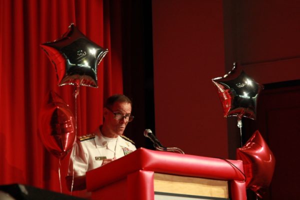 El 3 de noviembre, el contralmirante Keith Davids regresa a Coral Gables Senior High como miembro del Salón de la Fama.
