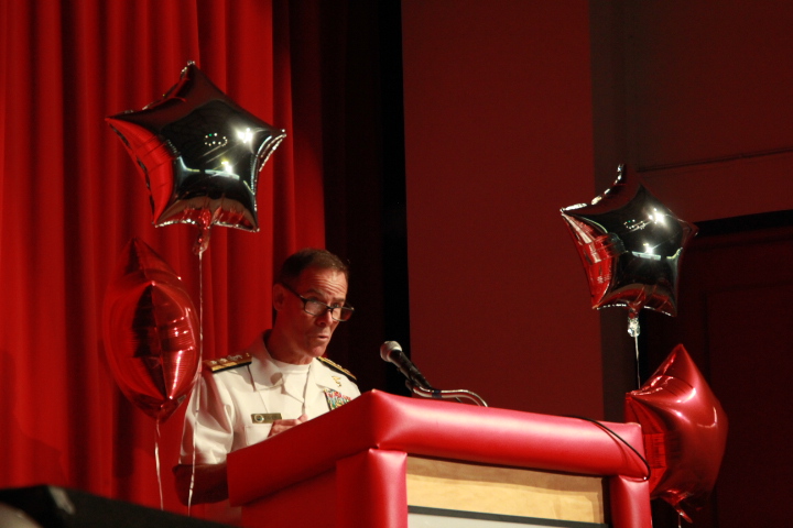 El 3 de noviembre, el contralmirante Keith Davids regresa a Coral Gables Senior High como miembro del Salón de la Fama.