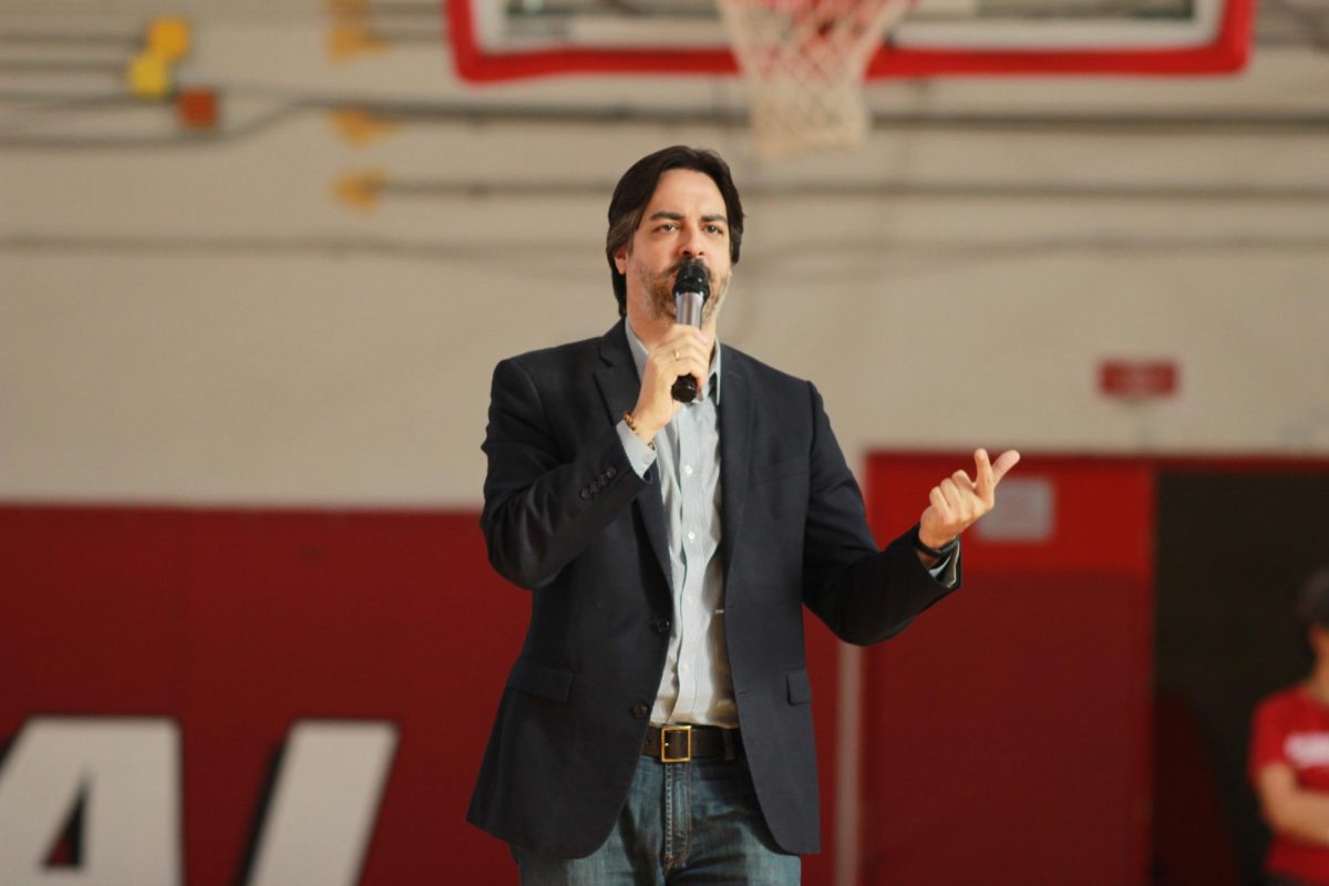 Attorney Fernand Amandi spoke on current American political issues and answered questions from his audience. 
